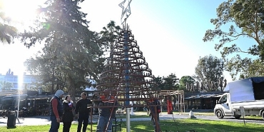 kemer-belediyesinden-cam-atiklarindan-yilbasi-agaci.jpg