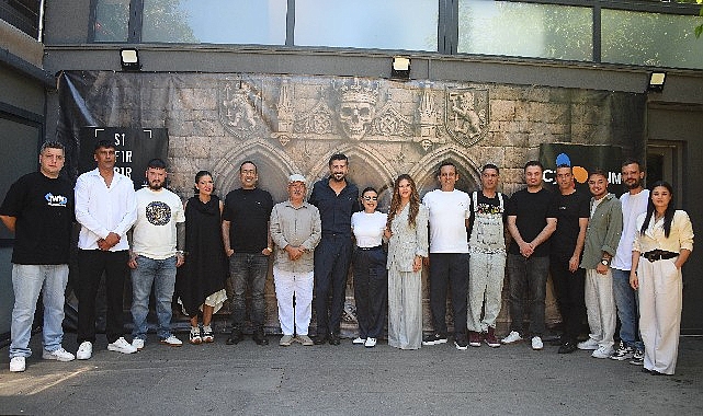 kiyma-hain-eser-kendi-duser-ekibi-mangal-partisinde-basinla-bulustu.jpg