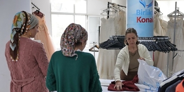 konakin-dayanisma-marketinde-bayram-yogunlugu.jpg
