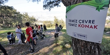 konakta-el-ele-orman-temizligi-2-saatte-750-poset-cop-toplandi.jpg
