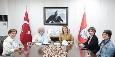 konakta-esit-yasam-icin-is-birligi-mucadeleyi-birlikte-buyutecegiz.jpg