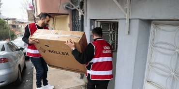 konakta-kimse-yalniz-degil-tekerlekli-sandalyesine-konak-belediyesi-ile-ulasti.jpg