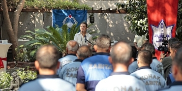 konakta-zabita-personeline-anlamli-kutlama.jpg