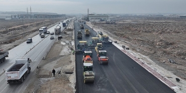 konya-buyuksehir-tramvay-hatti-calismalari-devam-eden-aslim-caddesinde-yogun-asfaltlama-calismasi-yapiyor.jpg