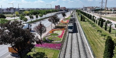 konya-buyuksehirin-ciceklerle-bezedigi-cadde-ve-parklar-goz-kamastiriyor.jpg