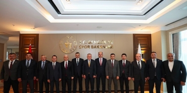 konya-heyeti-bakan-bak-ile-sehrin-genclik-ve-spor-yatirimlarini-istisare-etti.jpg