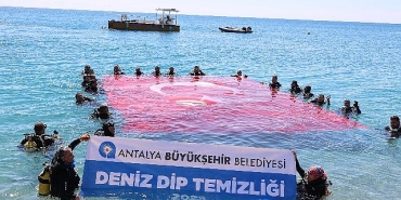 konyaalti-sahilinde-deniz-dibi-temizligi-yapildi.jpg