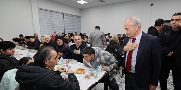 kucukcekmeceliler-iftar-sofralarinda-bereketi-paylasiyor.jpg
