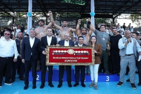 kurtdereli-yagli-gureslerinde-baspehlivan-mustafa-tas-oldu.jpg