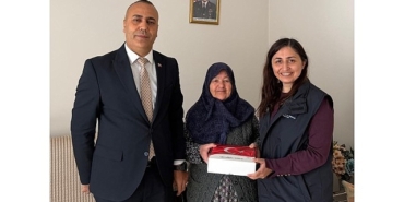 manisa-buyuksehirden-sehit-annelerine-anlamli-ziyaret.jpg