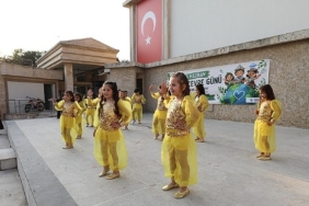 mendereste-ogrencilerden-duyarli-defile.jpg