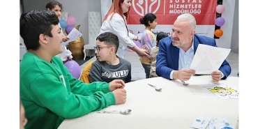 menemende-ozel-cocuklarin-karne-sevinci-yurekleri-isitti.jpg