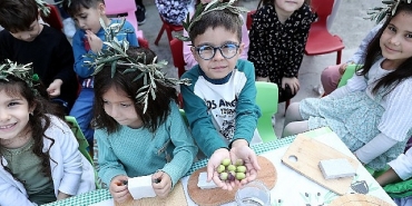 minik-eller-zeytinle-bulustu.jpg