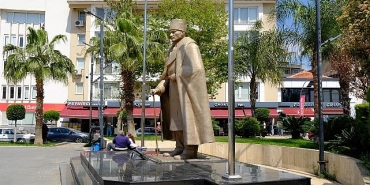 narlidere-belediyesi-ataturk-anitini-bakima-aldi.jpg