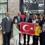 ogrencilerden-baskan-topalogluna-turk-bayragi.jpg