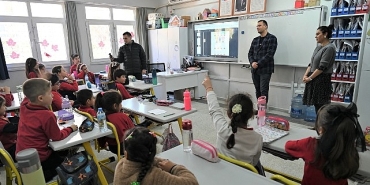 omer-eski-hayat-bilgisi-dersinde-yerel-yonetimleri-anlatti.jpg