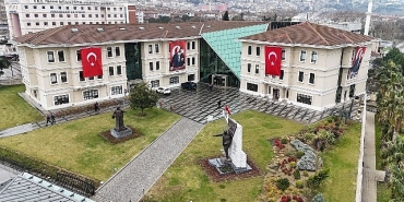 osmangazi-belediyesi-binalarini-turk-bayraklariyla-donatti.jpg