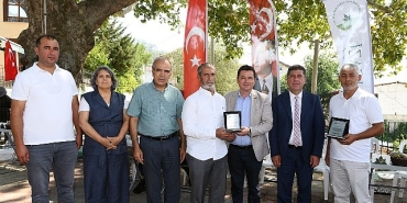 osmangazinin-gonullu-temizlik-elcilerine-tesekkur-plaketi.jpg