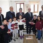 selcukluda-karne-sevinci-baskan-pekyatirmaci-ogrencilerle-bulustu.jpg
