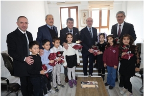 selcukluda-karne-sevinci-baskan-pekyatirmaci-ogrencilerle-bulustu.jpg