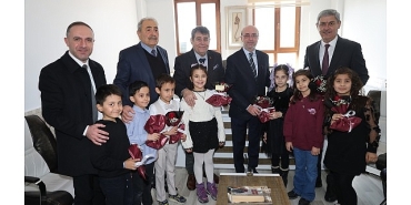 selcukluda-karne-sevinci-baskan-pekyatirmaci-ogrencilerle-bulustu.jpg