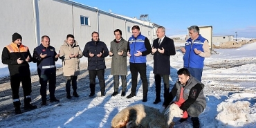 sivasta-kar-yagisi-icin-sukur-kurbani-kesildi.jpg