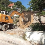 tehlike-sacan-metruk-binalar-yikildi.jpg