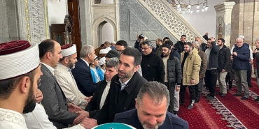 vali-akin-ve-baskan-altay-konyalilarin-kandil-bereketine-ortak-oldu.jpg