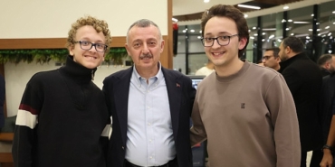 yeni-yila-kutuphanede-giren-ogrencilere-baskan-buyukakindan-surpriz.jpg