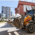 yenisehir-belediyesi-cop-ev-niteligindeki-meskenden-10-kamyon-cop-cikardi.jpg
