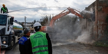 yenisehir-belediyesi-metruk-binalari-yikmaya-devam-ediyor.jpg