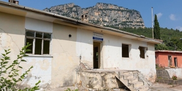 yenisehirde-atil-okullar-ve-metruk-yapilar-yikiliyor.jpg
