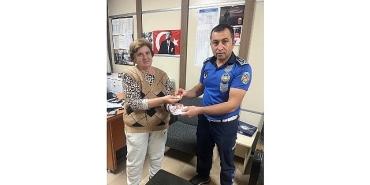 zabita-ekiplerimiz-kaybolan-para-ve-ziynet-esyasini-sahibine-teslim-etti.jpg