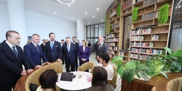 Zorlu’dan Büyükakın’a övgü:  “Kendisi sadece hizmet üretmiyor, kavram da üretiyor”